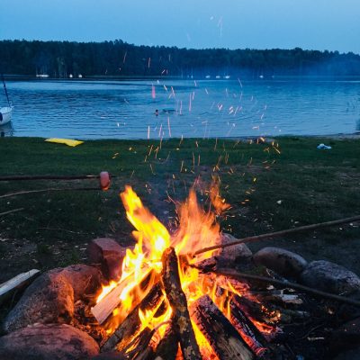 glowing-campfire-near-a-calm-lake-at-night-2026-03-24-09-05-34-utc